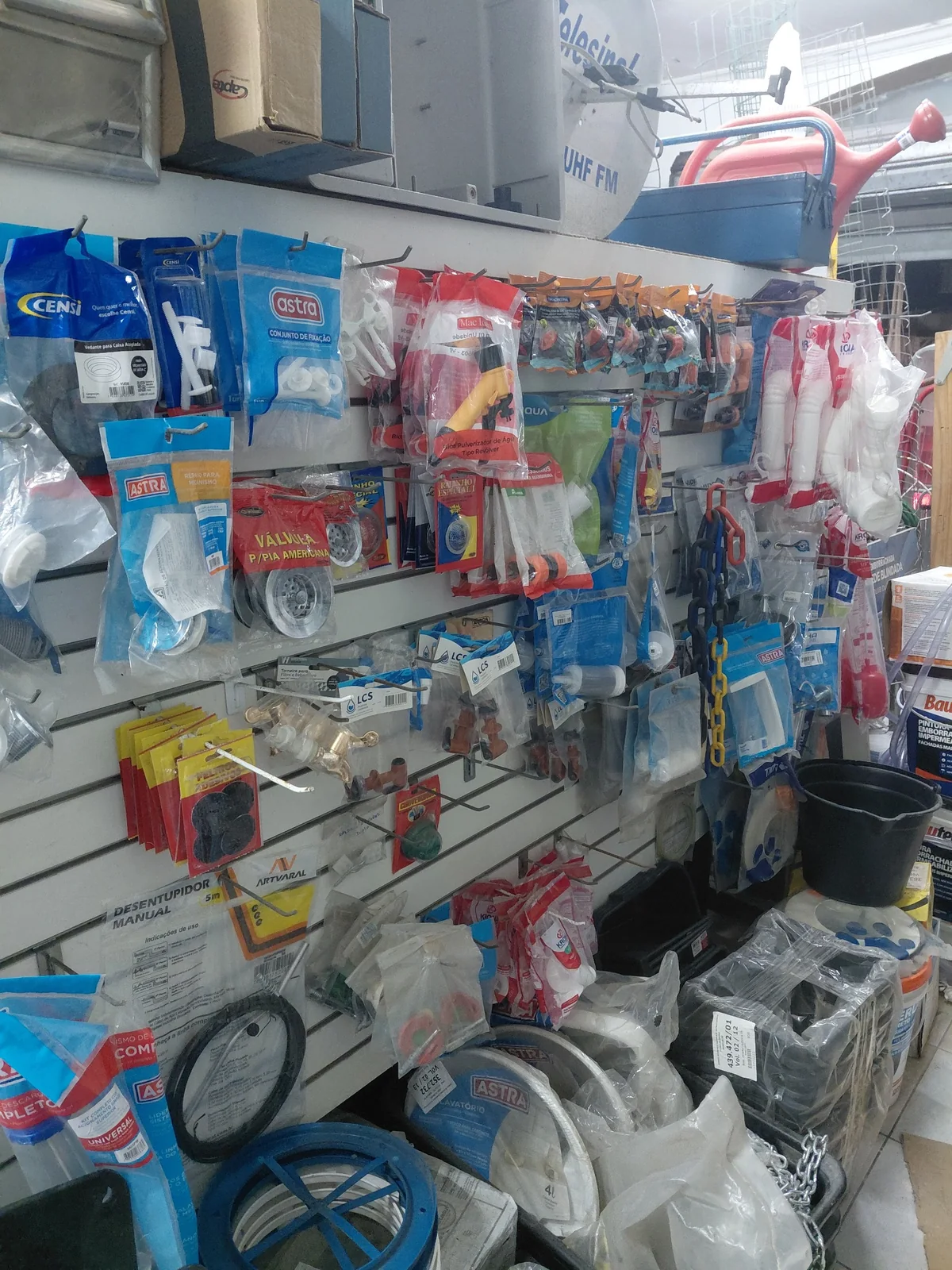 Itens hidráulicos e utilidades na loja